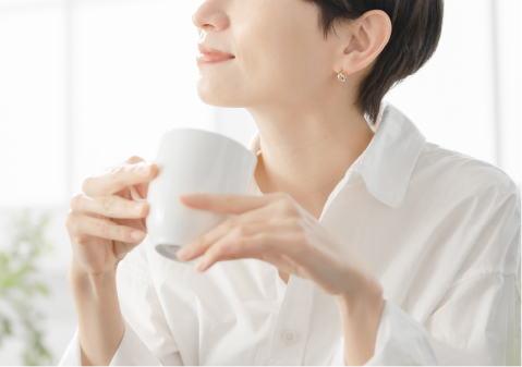 リラックスしてコーヒーを飲む女性