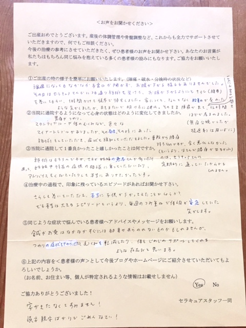 赤ちゃんの小さな手, 大人の指を握る赤ちゃん, 出産報告のイメージ写真