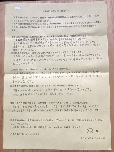 赤ちゃんの小さな手, 大人の指を握る赤ちゃん, 出産報告のイメージ写真