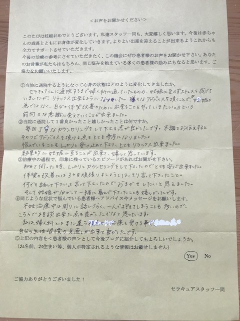 赤ちゃんの小さな手, 大人の指を握る赤ちゃん, 出産報告のイメージ写真